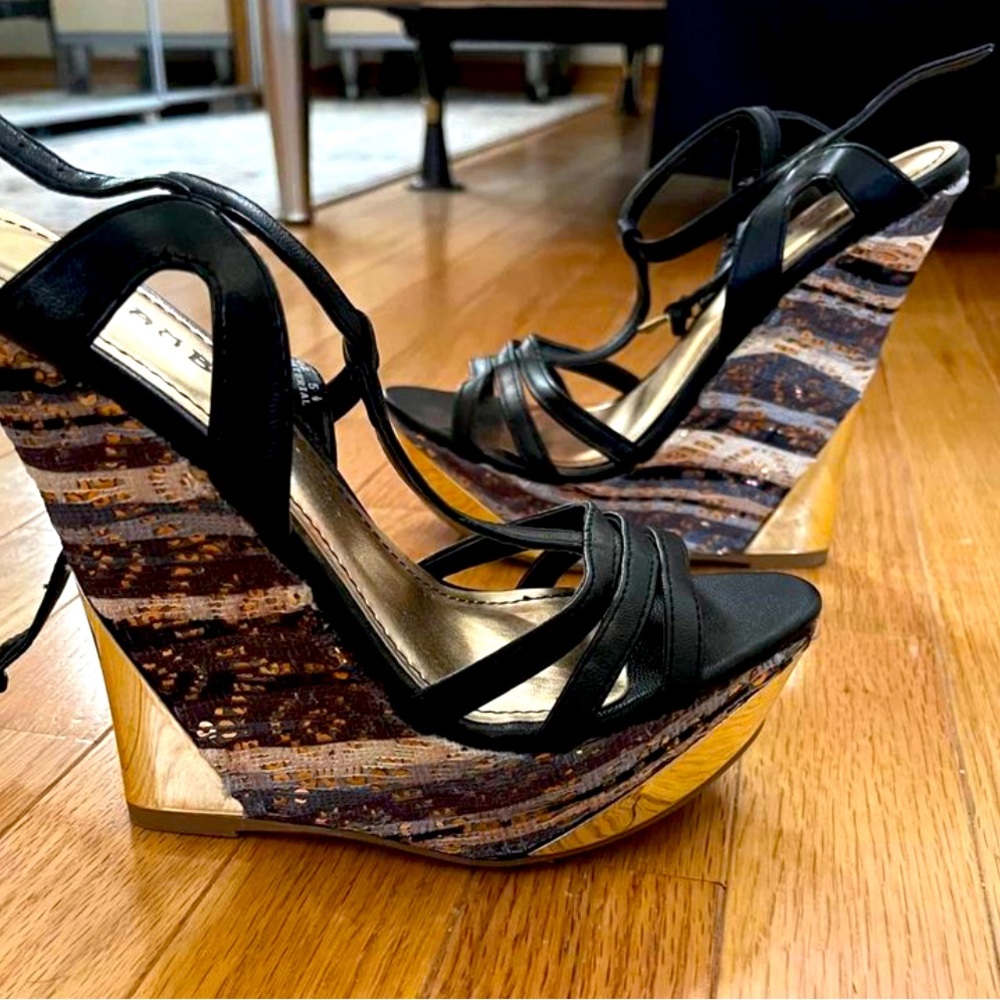 NEW Sexy strapped wedge